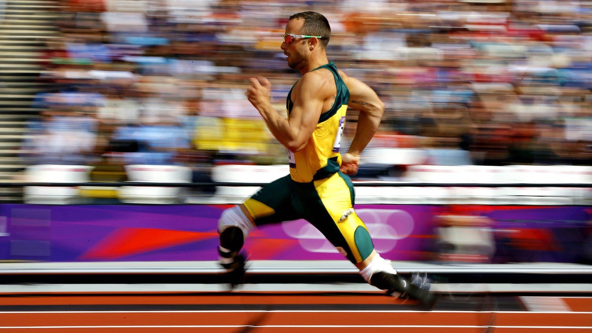 开云体育app-当爱德华兹点燃F1新赛季的暗夜，赛车运动迎来精神涅槃